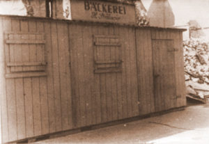 1945 – 1. LICHTBLICK NACH KRIEGSENDE Verkauf auf der Aachener Straße 517, Produktion in Bickendorf, aufgrund der völlig zerstörten Backstube, Transport der Backwaren mit Ochsenkarren von Bickendorf nach Braunsfeld