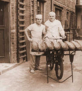 Auslieferung von Broten um 1960
